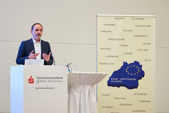 Europa Festveranstaltung „EUropa – Gestern. Heute. Morgen.“ Prof. Dr. Ulrich Reinhardt, Wissenschaftlicher Leiter der Stiftung für Zukunftsfragen, hält eine Rede.