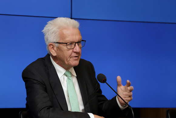 Pressekonferenz Entwurf des Doppelhaushaltes für 2020 und 2021 beschlossen Ministerpräsident Winfried Kretschmann bei der Regierungspressekonferenz (Bild: Staatsministerium Baden-Württemberg)
