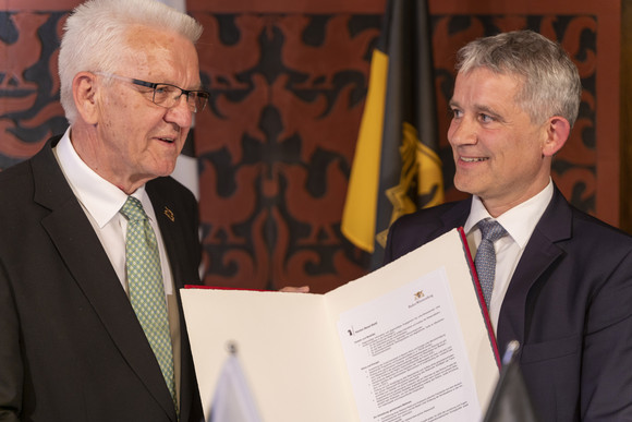 Europa Kretschmann auf Delegationsreise in der Schweiz Ministerpräsident Winfried Kretschmann (links) und Regierungspräsident Beat Jans (rechts) mit der Gemeinsamen Absichtserklärung zur Zusammenarbeit zwischen Baden-Württemberg und Basel-Stadt in Zukunftsbereichen.