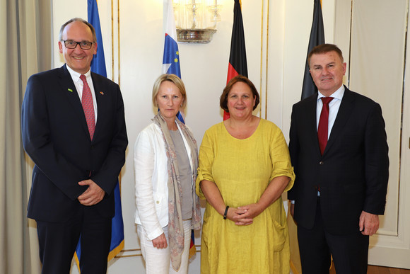 Antrittsbesuch Schopper empfängt slowenischen Botschafter v.l.n.r.: Honorarkonsul Dr. Mathias Karl, Generalkonsulin Dragica Urtelj, Staatsministerin Theresa Schopper und der slowenische Botschafter Franc But (Bild: Staatsministerium Baden-Württemberg)