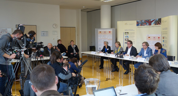 Infektionsschutz Coronavirus: Pressekonferenz und Laborrundgang im Landesgesundheitsamt Pressekonferenz mit Minister Manne Lucha und Vertretern des Landesgesundheitsamts Baden-Württemberg