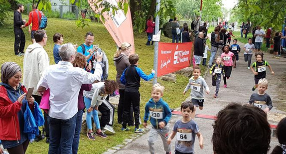 Staffellauf mit Kindern im Erneuerungsgebiet Stuttgart, Hallschlag