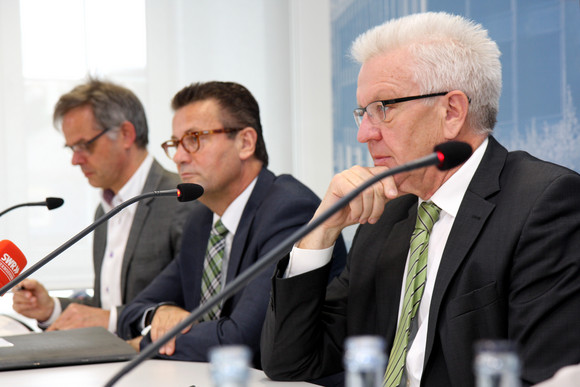 Pressekonferenz Situation an den Agrarmärkten Regierungssprecher Rudi Hoogvliet (l.), Landwirtschaftsminister Peter Hauk (M.) und Ministerpräsident Winfried Kretschmann (r.)