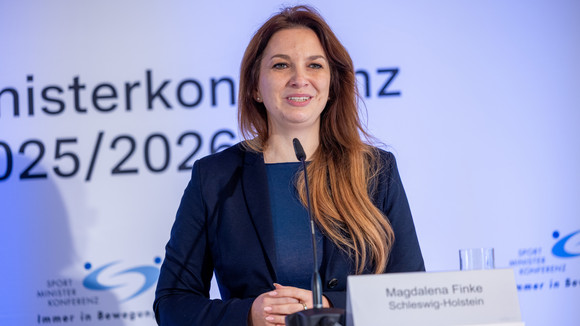 Die Ministerin für Inneres, Kommunales, Wohnen und Sport des Landes Schleswig-Holstein Magdalena Finke (Sprecherin für die B-Länder) spricht auf der Pressekonferenz zum Abschluss der 54. Sportministerkonferenz.