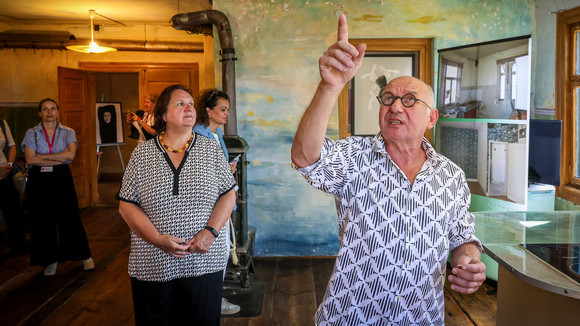 Ministerin Theresa Schopper besucht im Rahmen der Denkmalreise 2026 das ehemalige Gasthaus Adler in Moosheim.