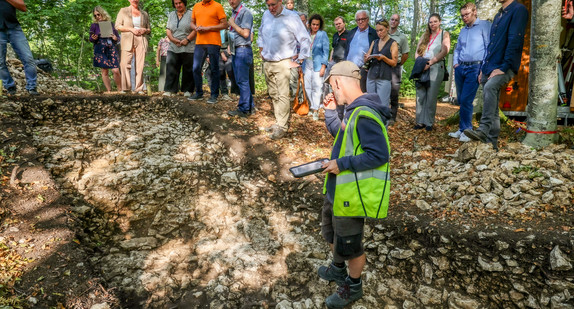 Ministerin Theresa Schopper besucht im Rahmen der Denkmalreise 2026 die Burgruinen Ober- und Untergreifenstein in Lichtenstein.