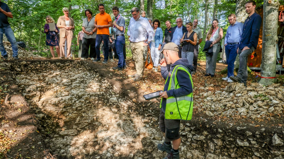 Ministerin Theresa Schopper besucht im Rahmen der Denkmalreise 2026 die Burgruinen Ober- und Untergreifenstein in Lichtenstein.