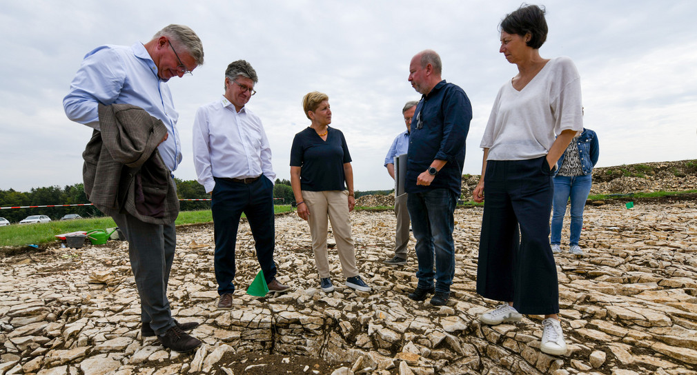 Ministerin Nicole Razavi MdL besucht die Ausgrabungen am Heidengraben bei Erkenbrechtsweiler