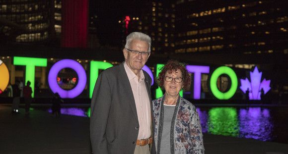 Delegationreise Kretschmann reist nach Kalifornien und Ontario Ministerpräsident Winfried Kretschmann und seine Frau Gerlinde in Toronto vor einem Schriftzug „Toronto“ in Leuchtbuchstaben (Bild: Staatsministerium Baden-Württemberg)