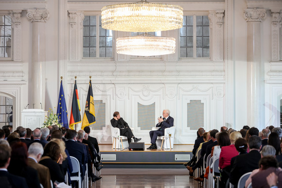 Festakt 75. Geburtstag von Ministerpräsident Winfried Kretschmann Podiumsgespräch mit Ministerpräsident Kretschmann (rechts) und taz-Chefreporter Peter Unfried (links)