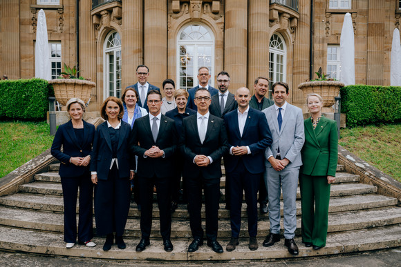 Die neue Landesregierung mit den stimmberechtigten Regierungsmitgliedern vor der Villa Reitzenstein in Stuttgart