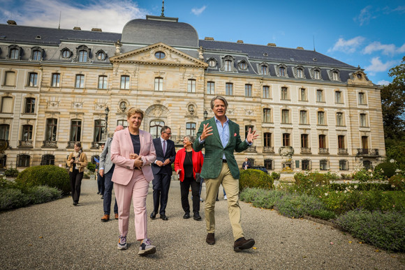 Denkmalreise Ministerin Razavi besichtigt Marstall in Donaueschingen Ministerin Nicole Razavi MdL besichtigt den Fürstlich Fürstenbergischen Marstall mit Anspannhalle in Donaueschingen gemeinsam mit Christian Fürst zu Fürstenberg