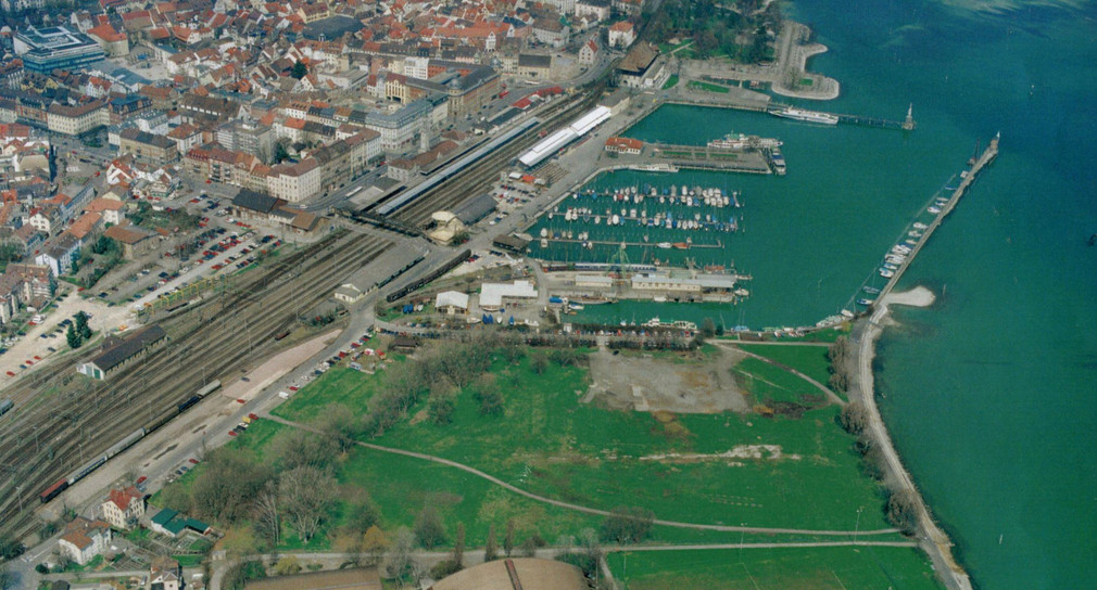 Konzil und Hafenmeile Klein-Venedig, Schrägluftaufnahme von 1996