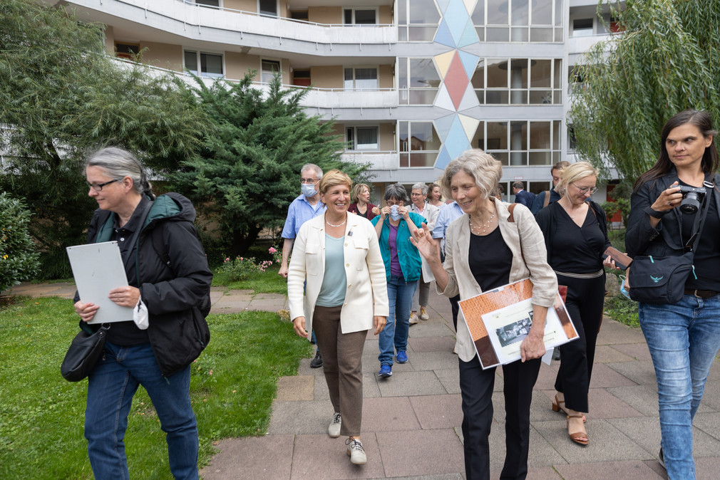 Ministerin Nicole Razavi MdL (Mitte) bei einem Rundgang durch die Wohnhochhausgruppe „Romeo und Julia“ in Stuttgart-Zuffenhausen
