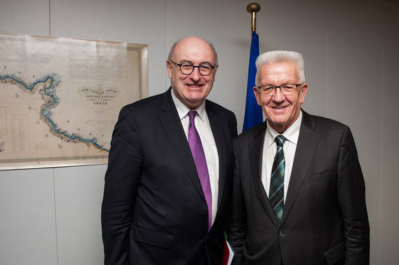 Europa Kretschmann besucht Brüssel Ministerpräsident Winfried Kretschmann (r.) und der EU-Kommissar für Landwirtschaft und ländliche Entwicklung, Phil Hogan (l.) (Foto: Vertretung des Landes Baden-Württemberg bei der Europäischen Union/FKPH)