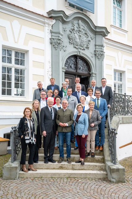 Landesregierung Auswärtige Kabinettssitzung in Bad Schussenried Gruppenbild des Kabinetts vor dem Kloster Schussenried