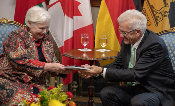 Delegationreise Kretschmann reist nach Kalifornien und Ontario Ministerpräsident Winfried Kretschmann (r.) im Gespräch mit der Lieutenant Governor der Provinz Ontario, Elizabeth Dowdeswellam (l.) (Foto: Staatsministerium Baden-Württemberg)