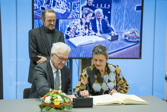 Künstliche Intelligenz Kretschmann trifft Margrethe Vestager Ministerpräsident Winfried Kretschmann (l.) mit der Exekutiv-Vizepräsidentin der EU-Kommission, Margrethe Vestager (r.), und Prof. Bernhard Schölkopf im Cyber Valley in Tübingen (Bild: Staatsministerium Baden-Württemberg)