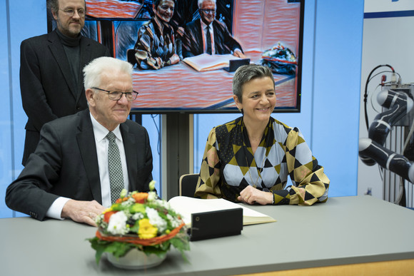 Künstliche Intelligenz Kretschmann trifft Margrethe Vestager Ministerpräsident Winfried Kretschmann (l.) mit der Exekutiv-Vizepräsidentin der EU-Kommission, Margrethe Vestager (r.), und Prof. Bernhard Schölkopf im Cyber Valley in Tübingen (Bild: Staatsministerium Baden-Württemberg)