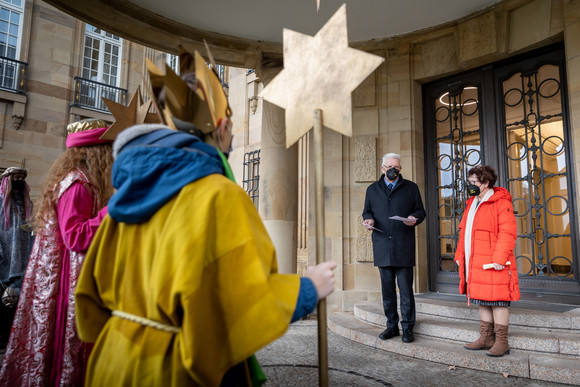 Aktion Dreikönigssingen Kretschmann empfängt Sternsingergruppen Ministerpräsident Winfried Kretschmann und seine Frau Gerlinde (rechts) mit Sternsingerinnen und Sternsingern