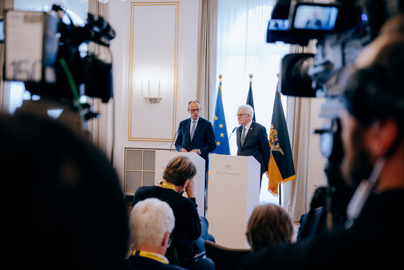 Presseerklärungen von Bundeskanzler Friedrich Merz (links) und Ministerpräsident Winfried Kretschmann (rechts)