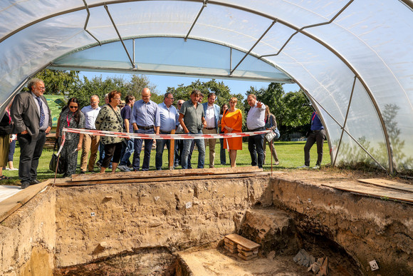 Staatssekretärin Andrea Lindlohr (rechts) besucht archäologisches Citizen Science Projekt an der Burg Wersau in Reilingen.