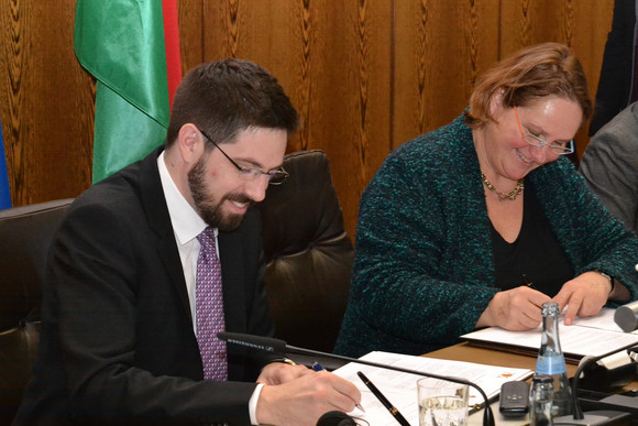 Europa Baden-Württemberg und Ungarn bauen Zusammenarbeit aus Der ungarische Staatssekretär für Wirtschaftsdiplomatie, Levente Magyar (l.) und Staatssekretärin Theresa Schopper (r.) bei der Unterzeichnung des gemeinsamen Protokolls