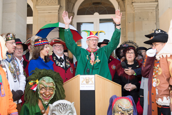 Fastnacht Närrischer Staatsempfang der Landesregierung Ministerpräsident Winfried Kretschmann (M.) begrüßt die Narren.