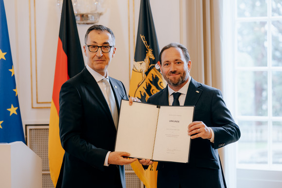 Ministerpräsident Cem Özdemir (links) und Florian Haßler (rechts), Staatssekretär im Staatsministerium