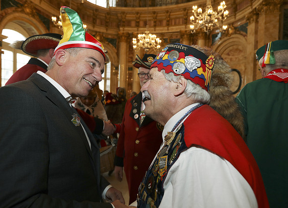 Fastnacht Närrischer Staatsempfang der Landesregierung Innenminister Thomas Strobl (l.) im Gespräch mit Narren
