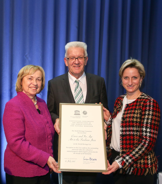 Weltkulturerbe UNESCO-Welterbe-Urkunde übergeben Die Staatsministerin im Auswärtigen Amt, Maria Böhmer (l.), überreicht die UNESCO-Weltkulturerbe-Urkunde „Höhlen und Eiszeitkunst der Schwäbischen Alb“ an Ministerpräsident Winfried Kretschmann (M.) und Wirtschaftsministerin Nicole Hoffmeister-Kraut (r.). (Foto: © Fotografie Felix Oechsler)