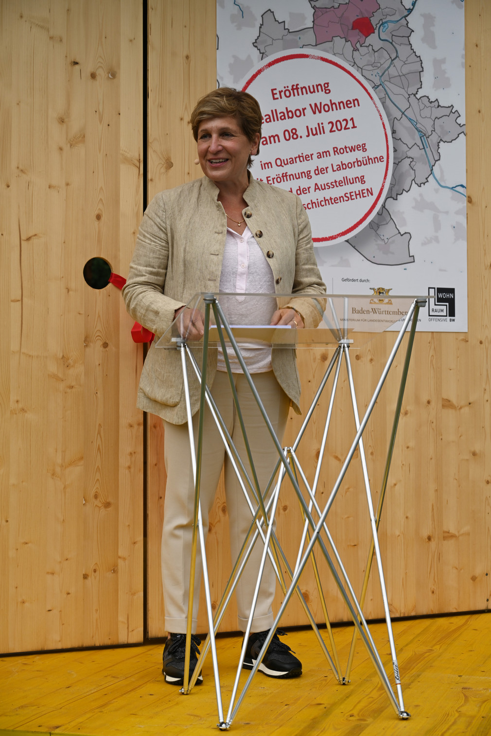 Ministerin Nicole Razavi steht auf der Bühne des Reallabors Wohnen in Stuttgart-Rot