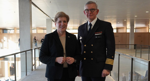 Ministerin Nicole Razavi MdL mit Kapitän zur See Michael Giss, Kommandeur des Landeskommandos Baden-Württemberg, am Rande des Plenums