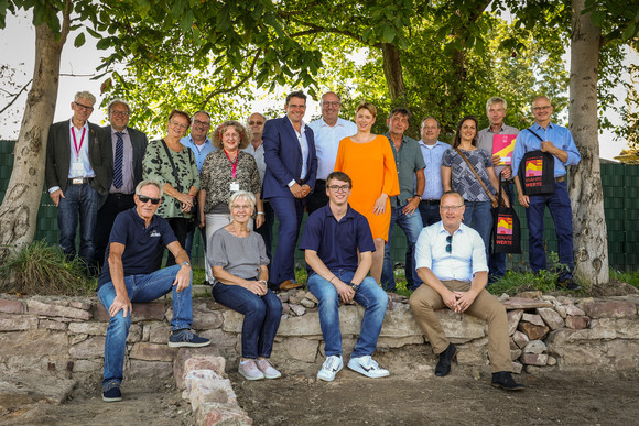 Staatssekretärin Andrea Lindlohr besucht die Burg Wersau in Reilingen.