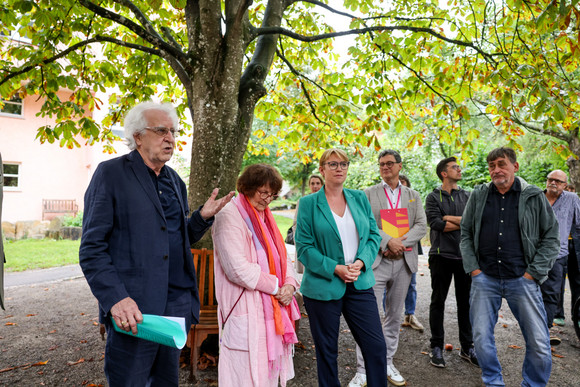 Denkmalreise Staatssekretärin Lindlohr besucht Siedlung Schafbrühl in Tübingen Staatssekretärin Andrea Lindlohr besucht die Siedlung Schafbrühl in Tübingen.
