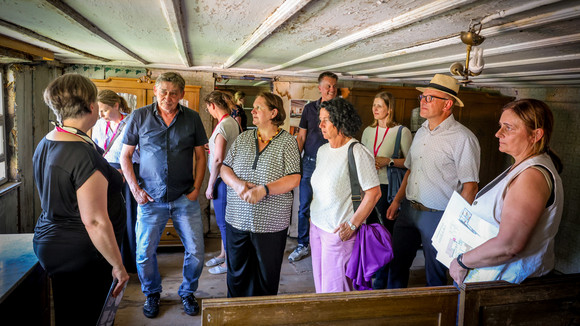Ministerin Theresa Schopper besucht im Rahmen der Denkmalreise 2026 das historische Färber- und Fassmalerhaus Walser in Kißlegg von 1715.