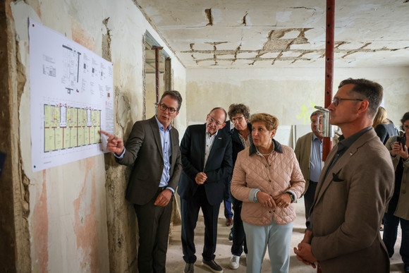 Denkmalreise Ministerin Razavi besichtigt Siedlung Reiherplatz in Mannheim-Käfertal Ministerin Nicole Razavi besucht die denkmalgeschützte Siedlung Reiherplatz in Mannheim.