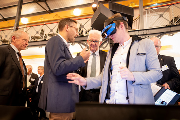 Konferenz Zwischenbilanz des Forums Gesundheitsstandort Ministerpräsident Winfried Kretschmann lässt sich bei einem Rundgang neue technologische Entwicklungen im Gesundheitsbereich erklären. (Bild: Staatsministerium Baden-Württemberg)