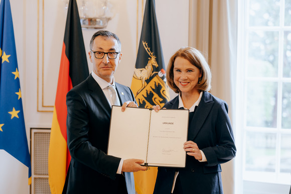 Ministerpräsident Cem Özdemir (links) und Petra Olschowski (rechts), Ministerin für Wissenschaft, Forschung und Kunst 