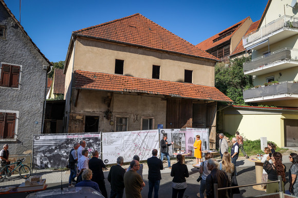 Staatssekretärin Andrea Lindlohr besichtigt die ehemalige Synagoge in Neidenstein.