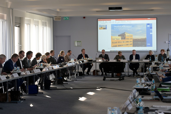 Bauministerkonferenz Fotos der 141. Bauministerkonferenz Am 25. November 2022 hat die Konferenz der für Städtebau-, Bau- und Wohnungswesen zuständigen Ministerinnen und Minister und Senatorinnen und Senatoren der Länder im Deutschen Institut für Bautechnik in Berlin stattgefunden.