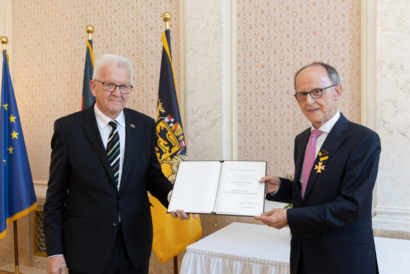 Auszeichnung Verdienstorden des Landes an 26 verdiente Persönlichkeiten Ministerpräsident Winfried Kretschmann (l.) und Erwin Hetger (r.)