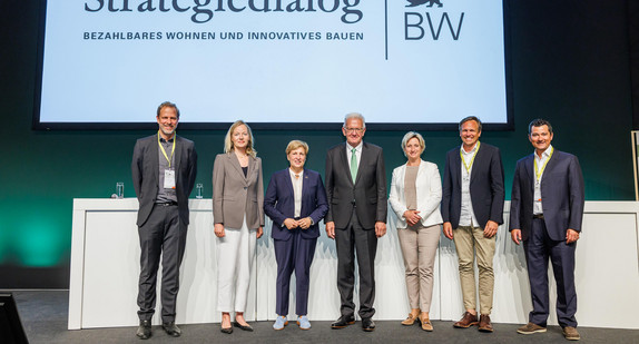 Ministerpräsident Winfried Kretschmann (Mitte) mit den Ministerinnen Nicole Razavi, Dr. Nicole Hoffmeister Kraut und Thekla Walker sowie den Co-Vorsitzenden der Themensäulen Tim von Winning, Prof. Dirk Hebel und Dr. Albert Dürr bei der zweiten Jahresveranstaltung des Strategiedialogs Bezahlbares Wohnen und innovates Bauen