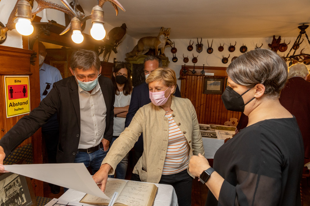 Ministerin Razavi besucht den Gasthof Adler in Isny im Allgäu 