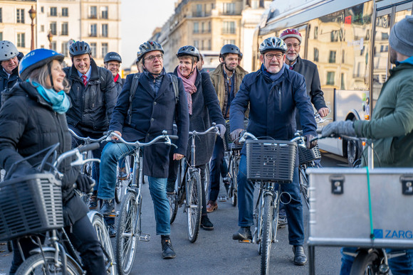Auslandsreise Kretschmann auf Delegationsreise in Paris Verkehrsminister Winfried Hermann (r.) mit Delegationsmitgliedern auf Radtour durch Paris