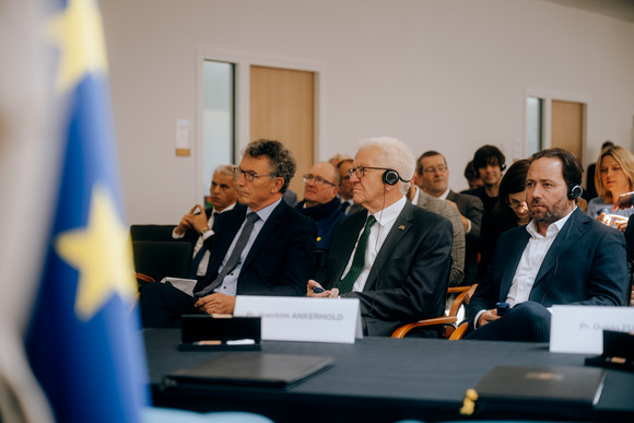 Franck Leroy (links), Präsident der Region Grand Est, Ministerpräsident Winfried Kretschmann (Mitte) und Europa-Staatssekretär Florian Haßler (rechts) im Centre Européen des Sciences Quantiques in Straßburg.