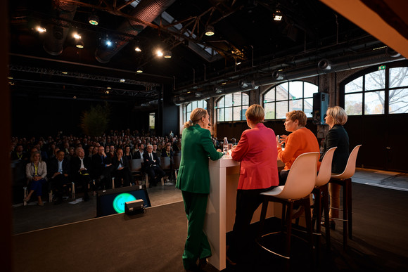 Wirtschaftsministerin Dr. Nicole Hoffmeister-Kraut, Bauministerin Nicole Razavi und Staatssekretärin Andrea Lindlohr