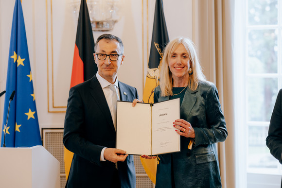 Ministerpräsident Cem Özdemir (links) und Cornelia von Loga (rechts), Staatssekretärin im Ministerium des Inneren, für Digitalisierung und Europa