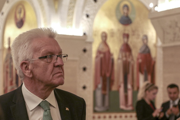 Delegationsreise Kretschmann besucht Südosteuropa Ministerpräsident Winfried Kretschmann bei einer Besichtigung im Dom des Heiligen Sava am 17. April 2018 in Belgrad