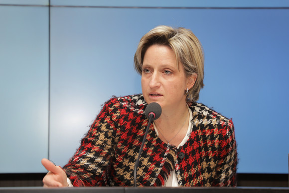 Pressekonferenz 50 Millionen Euro für innovative Projekte im Gesundheitsbereich Wirtschaftsministerin Nicole Hoffmeister-Kraut bei der Regierungspressekonferenz (Bild: Staatsministerium Baden-Württemberg)
